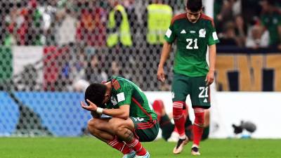 Los jugadores de México se lamentan en el estadio Lusail tras quedar eliminados del Mundial de Qatar 2022.