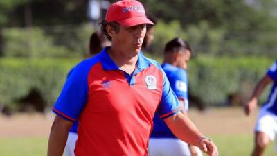 Pedro Troglio en el entrenamiento de este martes del Olimpia. Foto Ronald Aceituno