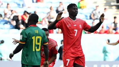 Suiza domó a los ‘Leones Indomables’ de Camerún con un triunfo 1-0 en su debut en el Mundial de Qatar-2022, con un solitario gol de Breel Embolo, nacido precisamente en ese país africano.