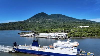 <b>Tras la retirada, el buque Blue Wave cruzó esta semana el canal de Panamá.</b>