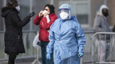 Personal médico en Nueva York se protege con un traje para evitar el contagio del coronavirus. Foto: AFP