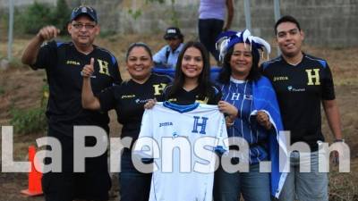 Aficionados hondureños en Managua para apoyar a la Bicolor. Foto Ronald Aceituno