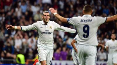Gareth Bale celebrando su gol con Karim Benzema. Foto AFP