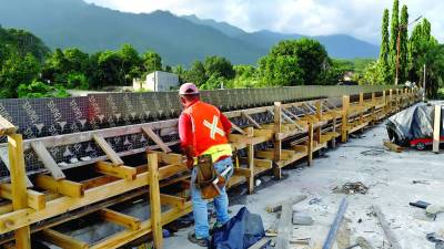 <b>La calle peatonal con su Paseo Los Zorzales y el puente Linda Coello sobre el río Santa Ana estarán listos para la primera quincena de diciembre. Fotos Emilio paz</b>
