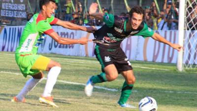 Gastón Pagano, del Platense, en la gráfica es sujetado por Diego Reyes, de Marathón