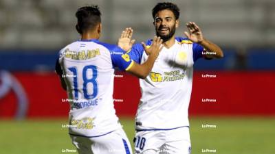 Leandro Sosa celebrando su gol con Edwin Rodríguez, otro de los goleadores de la noche.