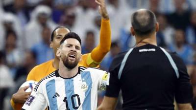 Lionel Messi le reclama a el árbitro español Antonio Mateu Lahoz durante el partido Países Bajos-Argentina.