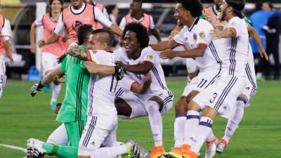 Los jugadores de Colombia celebran con David Ospina, quien fue héroe en los penales. Foto AFP