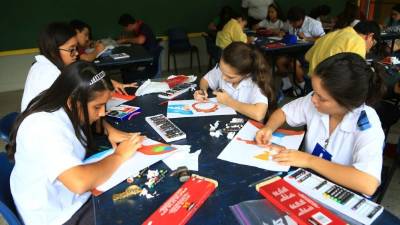 Los alumnos utilizaron crayolas, lápices de color, pasteles grasos y secos. Fotos: Jordan Perdomo