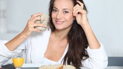 Consuma frutas y evite los excesos de grasa.