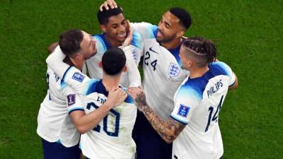 Marcus Rashford celebrando con sus compañeros el golazo que hizo de tiro libre contra Gales en el Mundial de Qatar 2022.