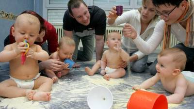 Los padres helicóptero están pendientes de cada paso que dan sus hijos. Los cuidan demasiado.