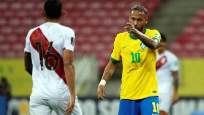 Neymar le reclama al peruano Christofer González durante el partido. Foto EFE