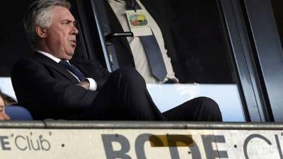 El italiano Carlo Ancelotti, en un palco del estadio el partido frente al Espanyol. Foto EFE