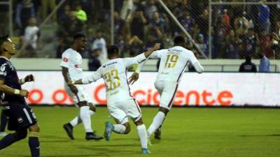 Yustin Arboleda corriendo a celebrar su gol contra el Motagua en la final de ida del Torneo Apertura 2022.