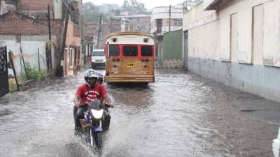 Las fuertes lluvias que azotaron Tegucigalpa inundaron calles del centro de la capital.