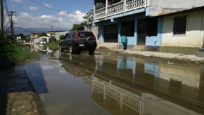 Las aguas servidas y lluvias estancadas en la calle principal de la colonia Santa Martha han hecho que muchos de los vecinos se enfermen de dengue.