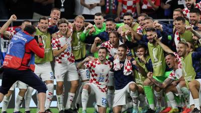 Los jugadores de la selección de Croacia celebrando la clasificación a octavos de final del Mundial de Qatar 2022.
