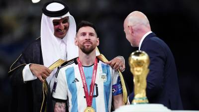 El jeque qatarí, Hamad al-Thani colocando la ‘capa’ a Lionel Messi.