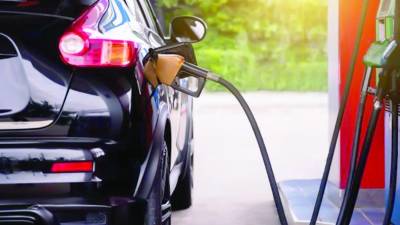 <b>Después de dos rebajas consecutivas, los derivados del petróleo experimentan una leve alza.</b>