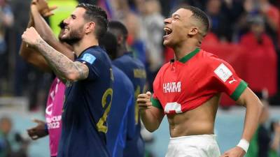 Las imágenes de la celebración de Francia tras clasificar a la final del Mundial de Qatar 2022 y la tristeza de Marruecos por la eliminación. Kylian Mbappé tuvo un enorme gesto con Achraf Hakimi y con un aficionado.