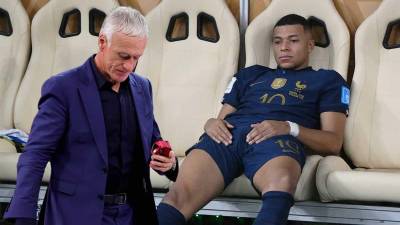 La tristeza se apoderó de los rostros de los jugadores de Francia tras perder la final del Mundial de Qatar 2022 en penales contra Argentina. Kylian Mbappé abatido y Didier Deschamps hizo un feo gesto.