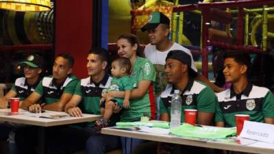 Los jugadores del Marathón se mostraron contentos por ayudar en la noche benéfica. Foto Neptalí Romero