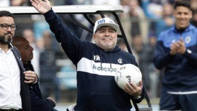 Diego Maradona es el nuevo entrenador del argentino Gimnasia y Esgrima de La Plata y tendrá el difícil reto de sacar al equipo de la zona del descenso y dejarlo en la Superliga de primera división. Foto AFP.