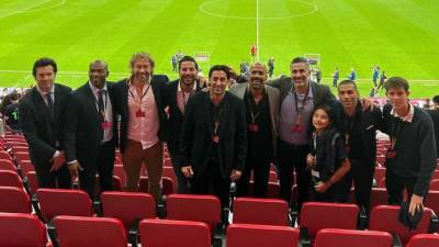 ¡De lujo! David Suazo se codea en Qatar con leyendas mundiales