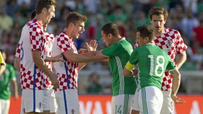Javier 'Chicharito' Hernández se enfrascó en una discusión con los defensas de Croacia.