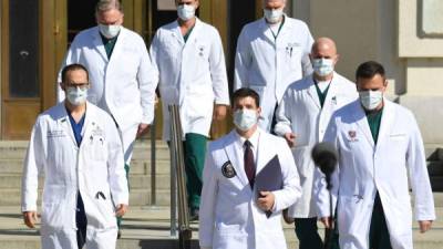 El médico de Trump, Sean Conley, junto al equipo de especialistas que está tratando al mandatario durante la rueda de prensa de este lunes./AFP.