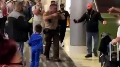 Un policía apuntó su arma contra la multitud en el aeropuerto de Miami tras ser agredido por un pasajero.