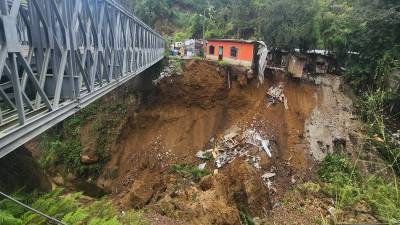 Esta construcción se encuentra en inminente riesgo de ceder debido a las lluvias en el occidente del Honduras.