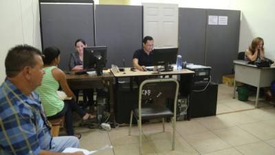 Usuarios en la oficina de Registro Vehicular del IP en la plaza Los Castaños, bulevar del norte. Foto: Franklyn Muñoz.