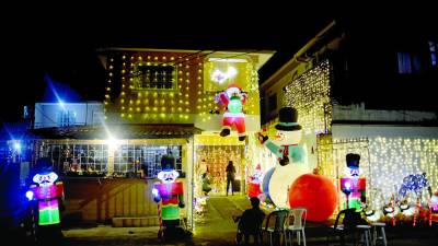 El patio de doña Norma se transforma en diciembre en una atracción dentro de la residencial Santa Isabel de San Pedro Sula. Fotos: Héctor Edú.