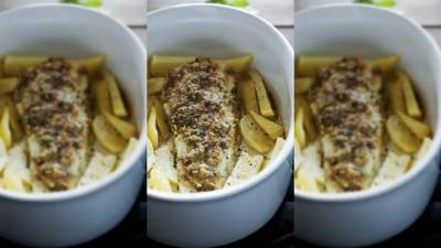 Sirva el filete de pescado sobre una cama de papas al horno o el complemento de su preferencia.