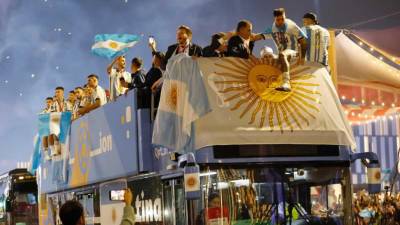 La celebración del título mundial de Argentina se extendió hasta las calles de Doha, las cuales recorrió la selección albiceleste arriba de un autobús para la caravana del campeón de la Copa del Mundo de Qatar 2022.