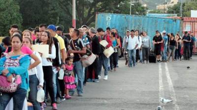 Ciudadanos venezolanos cruzan desde su país hacia Colombia este sábado, por el Puente Internacional Simón Bolívar, en Cúcuta, Colombia. EFE