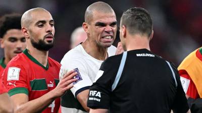 Pepe arremetió contra el árbitro argentino Facundo Tello durante el partido ante Marruecos.