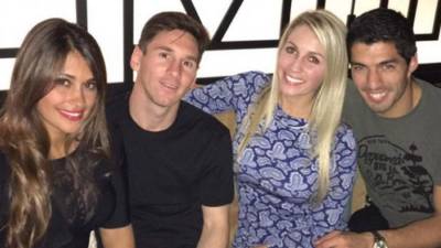 Messi y Suárez junto a sus parejas la pasaron muy bien.