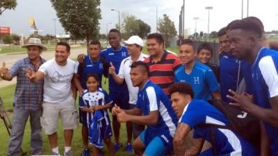 Los jugadores de la Selección de Honduras posaron con varios aficionados.