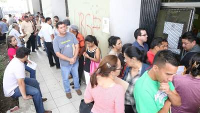 Abarrotadas de contribuyentes estuvieron las oficinas de la DEI ayer en San Pedro Sula. Fotos: Amílcar Izaguirre