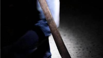 Entre las medidas que también recibió la acusada está el no presentarse a lugares públicos hasta que se celebre la audiencia inicial, programada para el próximo 16 de agosto. Imagen referencial de archivo.