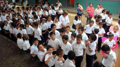 Parte de los niños beneficiados con los textos de inglés.