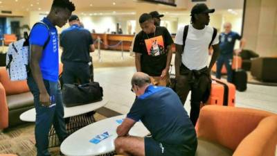 Rigo Rivas y Alberth Elis se reportaron con la selección de Honduras y Miguel Falero les dio las primeras indicaciones. Foto Fenafuth.
