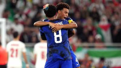 Weston McKennie y Tyler Adams celebran el gol de Christian Pulisic que le dio a Estados Unidos el boleto a octavos de final del Mundial de Qatar 2022.