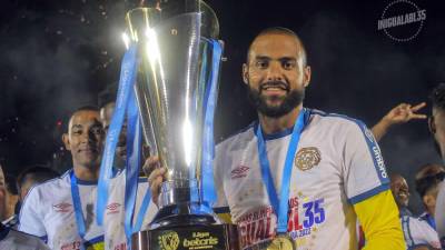 Edrick Menjívar posando con la Copa 35 del Olimpia.
