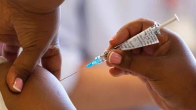 Según las autoridades todos los adultos recibirán una primera dosis de vacuna contra el covid-19 antes de fin de julio.