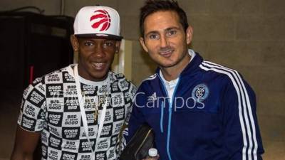 El atacante hondureño se dio el lujo de compartir con el crack inglés Frank Lampard.