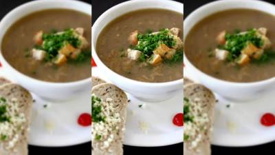 Agregue crutones y cilantro bien picado.